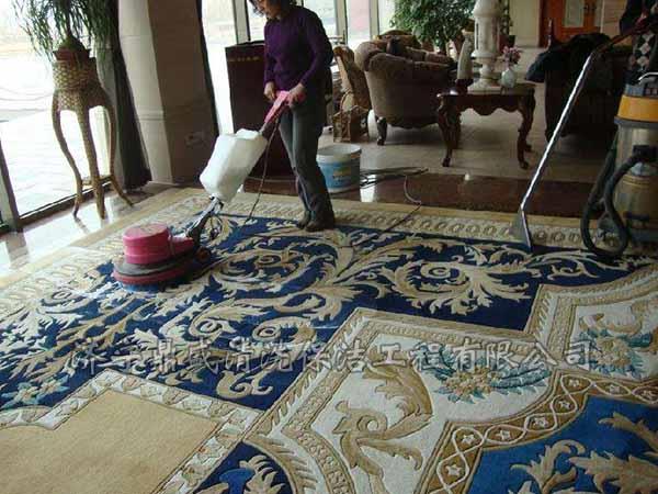 可以使用以下简单方法将地毯恢复成其一开始的样子