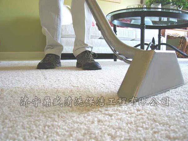 地毯清洗的时候如果是新地毯或新清洗过的地毯还可以喷一点防污整理剂